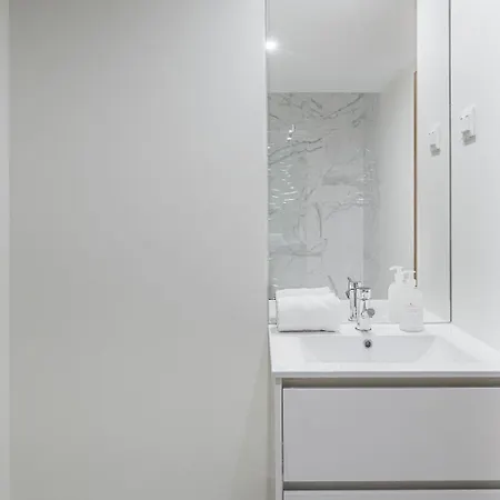 Guestready - Sleek Monochromatic In Bonfim * ポルト