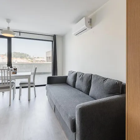 Guestready - Sleek Monochromatic In Bonfim 포르투